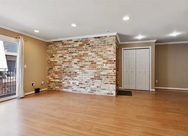5006 Baltimore Ave, Unit 205 in Kansas City, MO - Building Photo - Building Photo