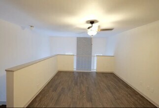 1124 Rutland Dr, Unit 0013 in Austin, TX - Building Photo - Building Photo