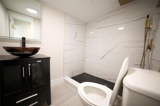 621 N 66 Terrace-Unit -B in Hollywood, FL - Foto de edificio - Building Photo