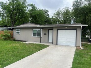 2706 Gross Rd in Dallas, TX - Building Photo - Building Photo