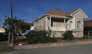 2521 Griffin Ave in Los Angeles, CA - Foto de edificio - Building Photo