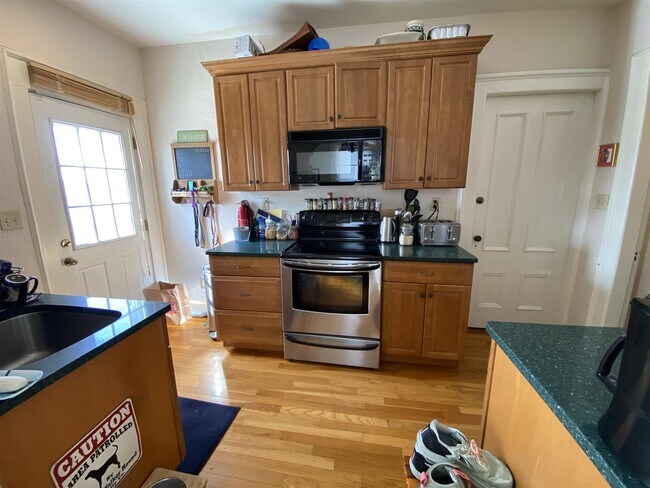 40 Atherton St, Unit 1 in Somerville, MA - Foto de edificio - Building Photo