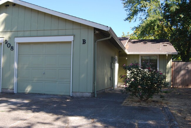 908 Pecan Ct in Newberg, OR - Building Photo - Building Photo