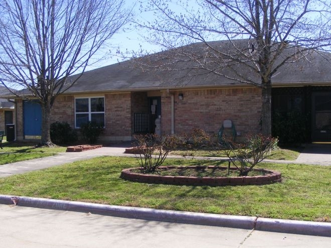 Buckingham Gardens in Navasota, TX - Building Photo