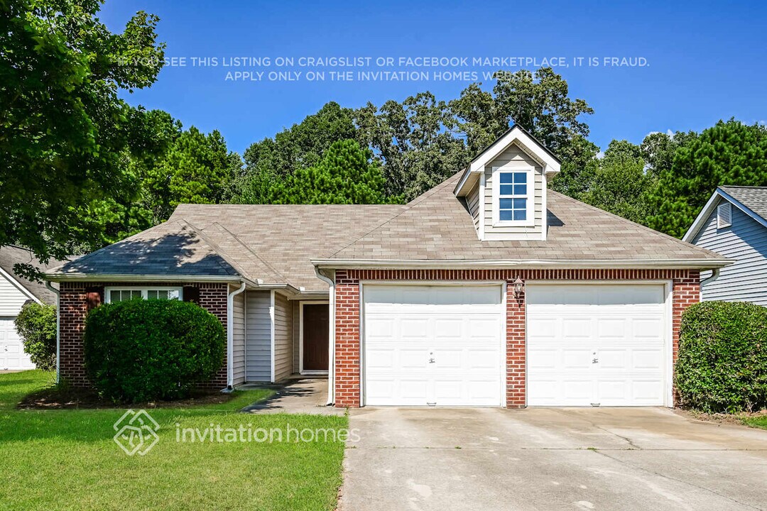 8040 Highland Pkwy in Fairburn, GA - Building Photo