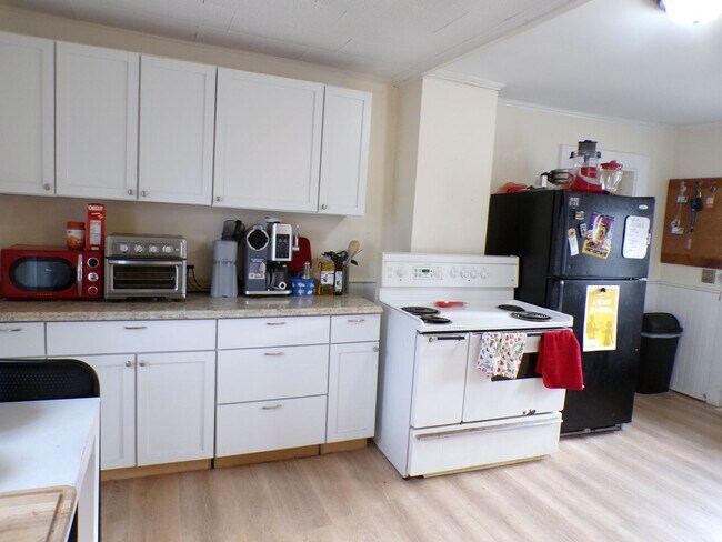 1145 Stillwater Ave in Orono, ME - Building Photo - Building Photo