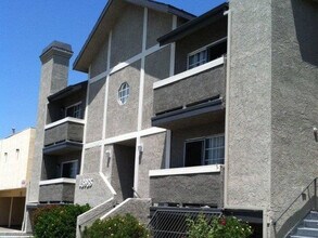 Vanowen Manor in Van Nuys, CA - Foto de edificio - Building Photo