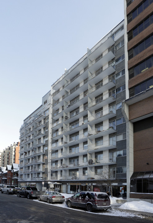 Queen Towers in Ottawa, ON - Building Photo