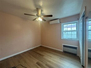 542 E Meadow Ave in East Meadow, NY - Foto de edificio - Building Photo
