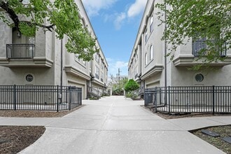 2414 Dorrington St in Houston, TX - Building Photo - Building Photo