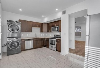 6211 Manor Rd in Austin, TX - Building Photo - Building Photo