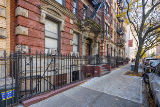 336 E 67th St in New York, NY - Building Photo - Primary Photo