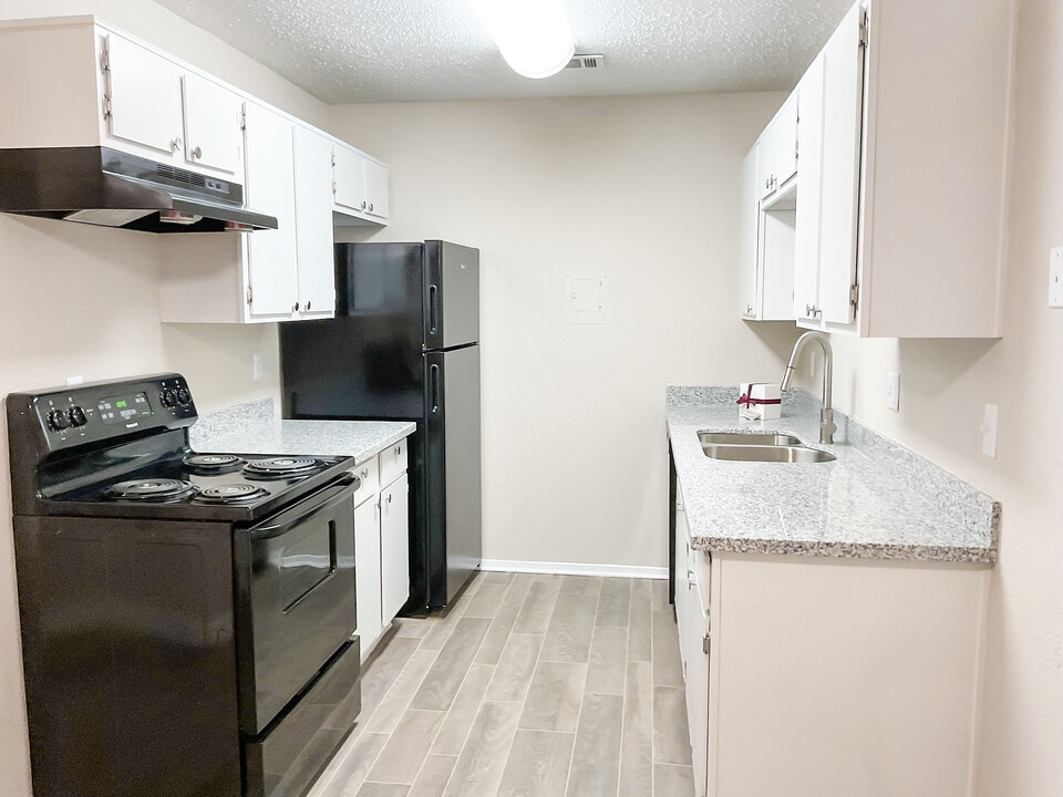 Village Square Apartments in Irving, TX - Building Photo