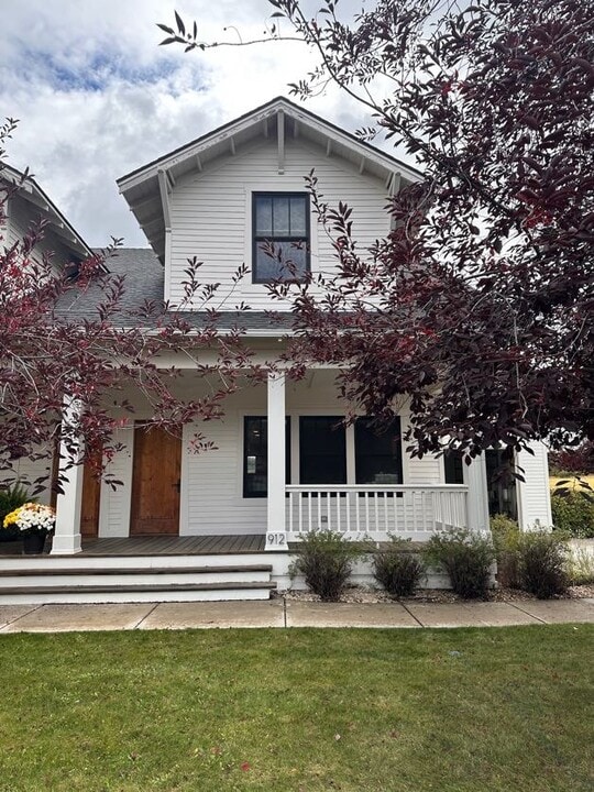912 Matheson Way in Bozeman, MT - Foto de edificio