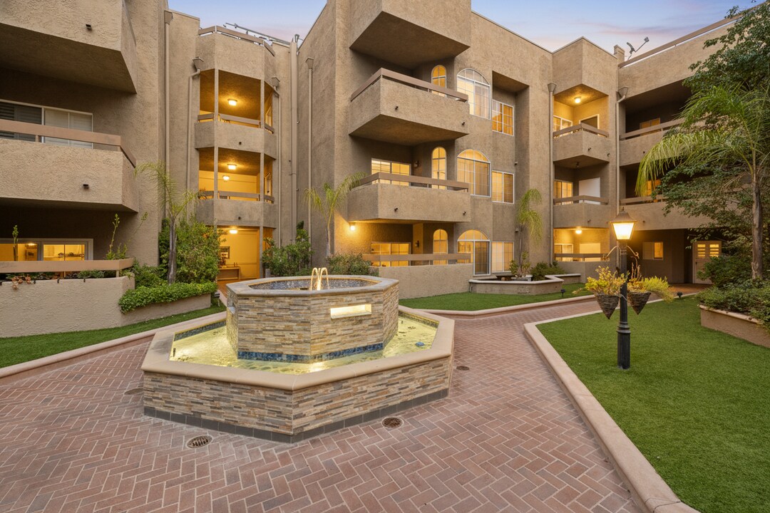 14960 Dickens St, Unit 303 in Sherman Oaks, CA - Foto de edificio