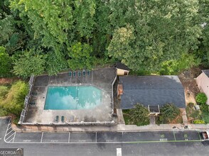 2390 Lawrenceville Hwy in Decatur, GA - Foto de edificio - Building Photo