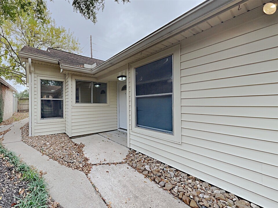 16031 Hidden Acres Dr in Houston, TX - Building Photo