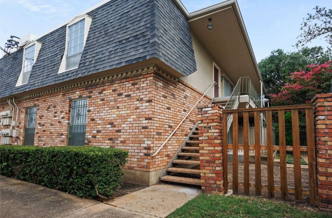 5315 Fleetwood Oaks Ave in Dallas, TX - Foto de edificio