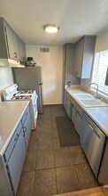 5232 Wilkinson Ave, Unit 2 in Valley Village, CA - Foto de edificio - Building Photo