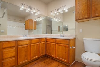 Vista Ridge Apartment Homes in San Antonio, TX - Foto de edificio - Building Photo