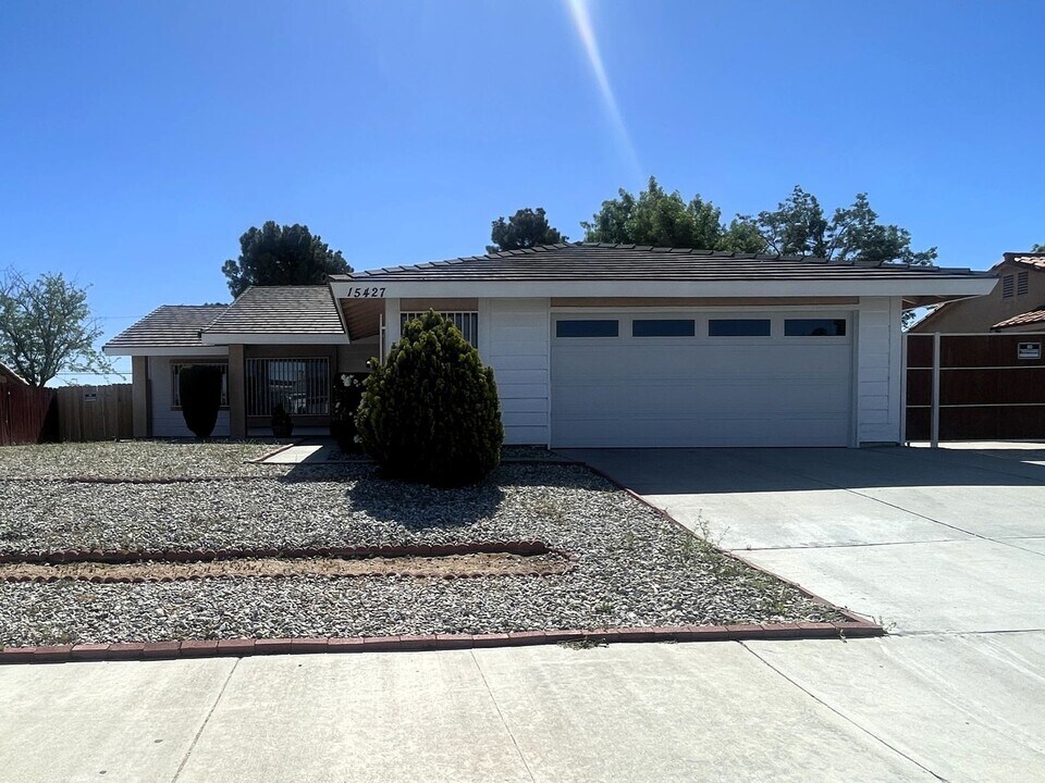 15427 Chaparral St in Victorville, CA - Building Photo