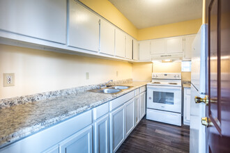 Charter Oak Apartments and Townhomes in Memphis, TN - Building Photo - Building Photo