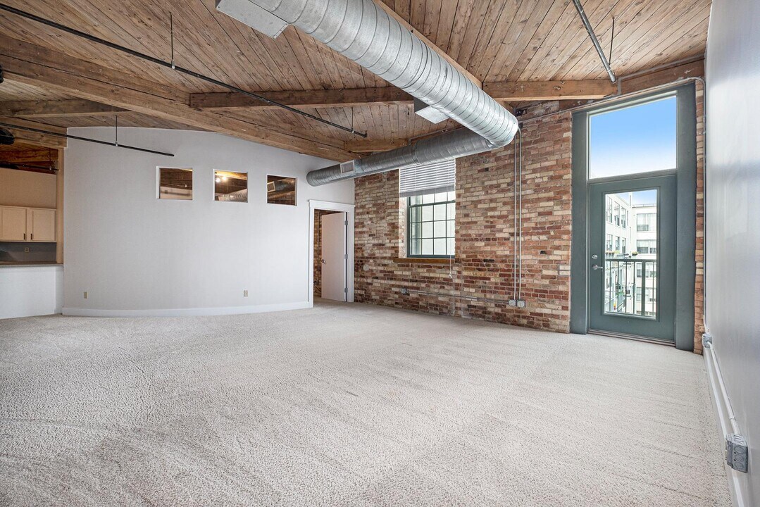 940 Monroe Ave NW in Grand Rapids, MI - Building Photo