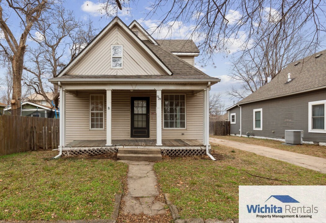 1524 W Maple St in Wichita, KS - Building Photo