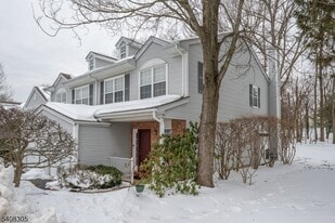 63 Hickory Way in Mount Arlington, NJ - Building Photo