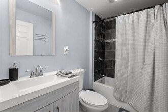 51 Wallingford Rd in Brighton, MA - Foto de edificio - Building Photo