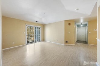 1036 Waterford Dr in Edison, NJ - Building Photo - Building Photo