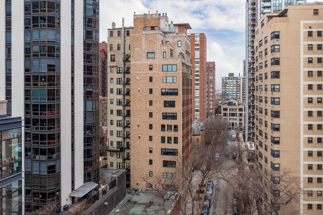 Astor-Banks Condominium in Chicago, IL - Building Photo - Building Photo