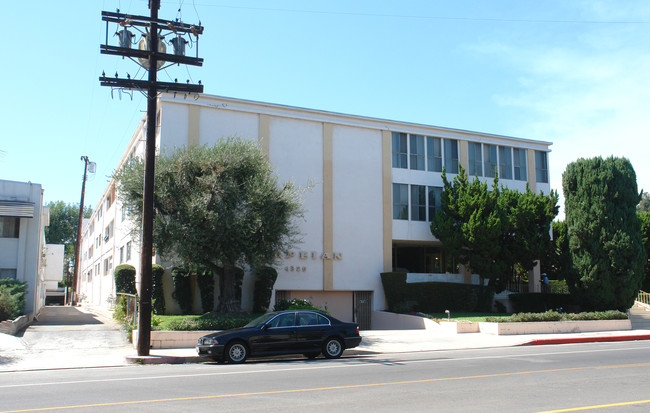 Pompeian Apartments in Studio City, CA - Foto de edificio - Building Photo