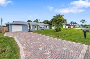 709 SW Dorchester St in Port St. Lucie, FL - Building Photo
