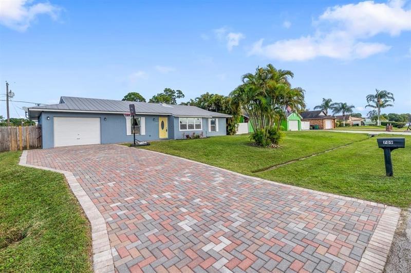 709 SW Dorchester St in Port St. Lucie, FL - Building Photo