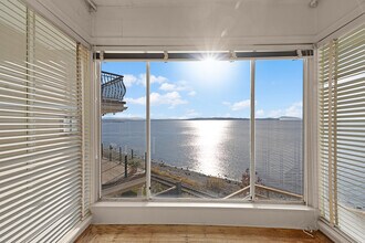 14458 Marine Dr in White Rock, BC - Building Photo - Building Photo