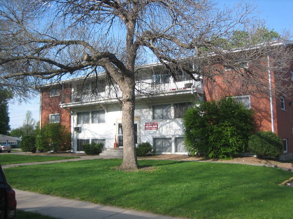 Cedar Pointe Apartments in Richfield, MN - Building Photo