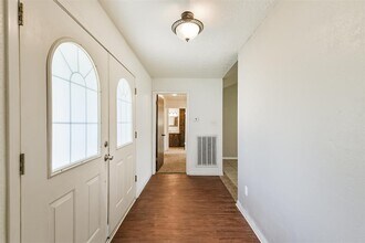 639 N Starboard St in Crosby, TX - Foto de edificio - Building Photo