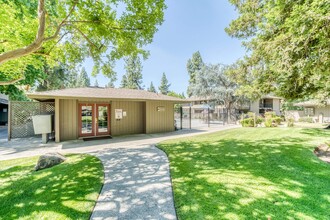 The Woodlands Apartments in Fresno, CA - Building Photo - Building Photo