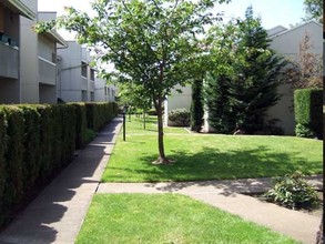 Vista Cornell Apartments in Portland, OR - Building Photo - Building Photo