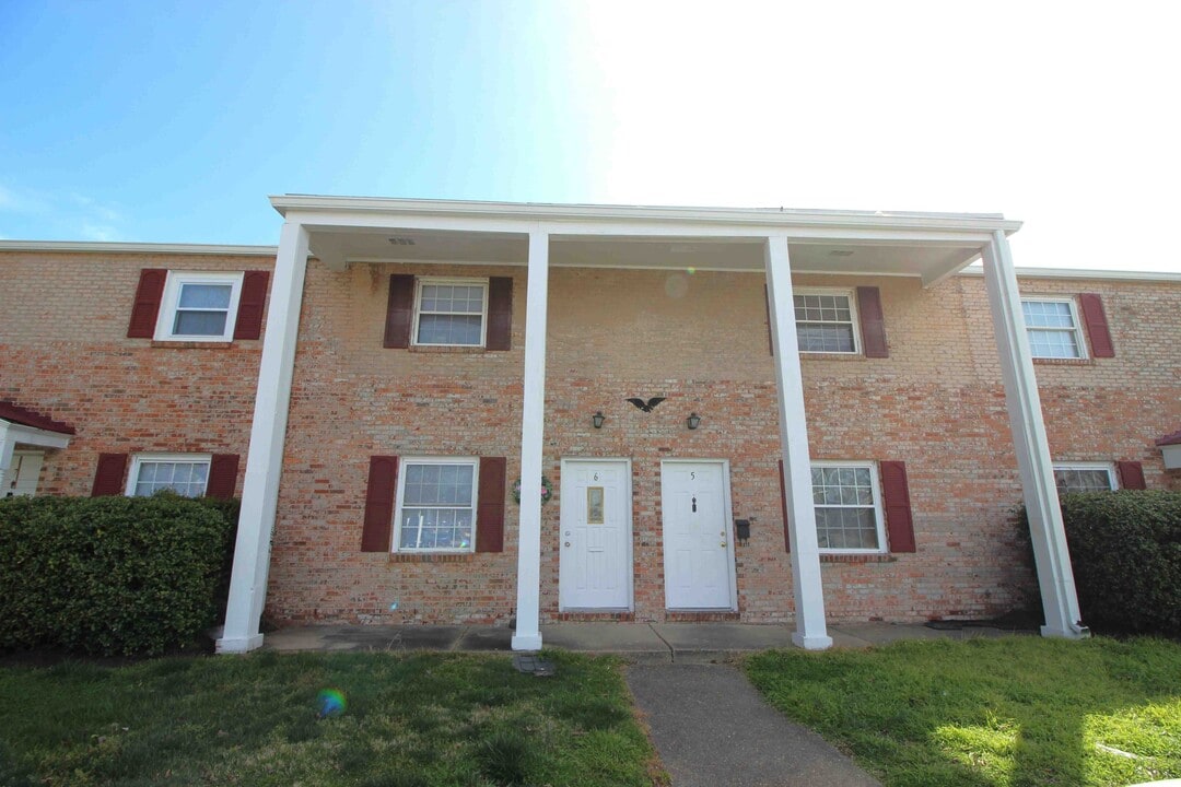 New Castle Apartments in Colonial Heights, VA - Foto de edificio