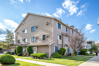 Honey Bee Condos in Staten Island, NY - Building Photo - Building Photo