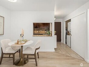 800 N Allen Pl, Unit #204 in Seattle, WA - Foto de edificio - Building Photo