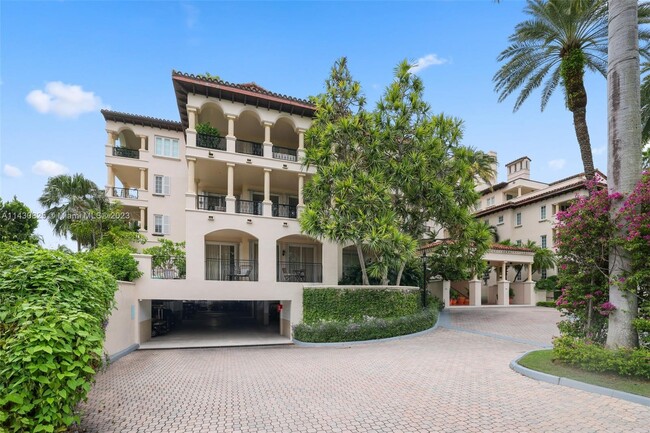 19116 Fisher Island Dr in Miami Beach, FL - Foto de edificio - Building Photo