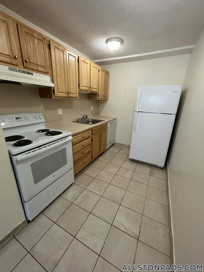 88 Gardner St, Unit 4B in Boston, MA - Building Photo - Building Photo