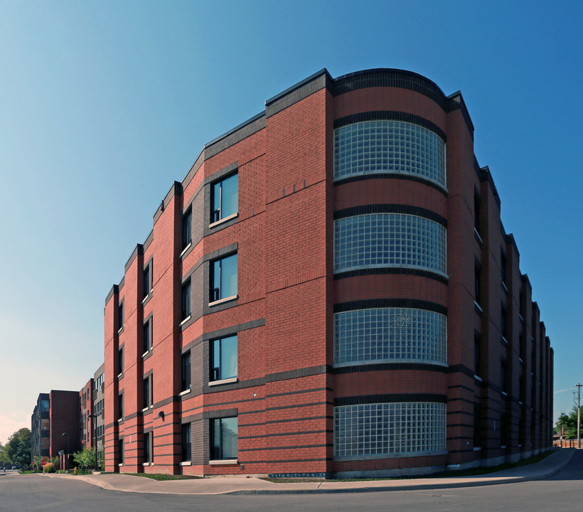 Tabor Manor in St Catharines, ON - Building Photo