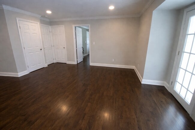 833 Udall Rd in West Islip, NY - Foto de edificio - Building Photo