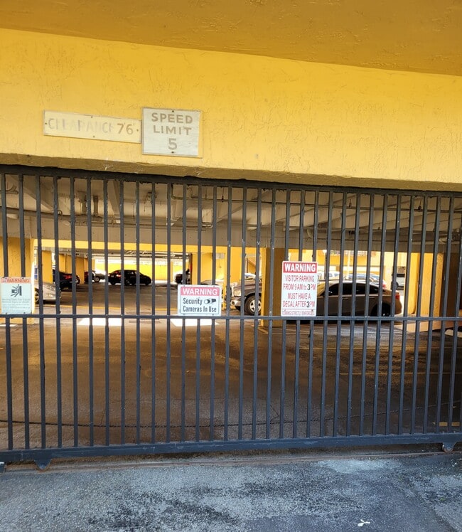 1900 W 54th St, Unit 201 in Hialeah, FL - Building Photo - Building Photo