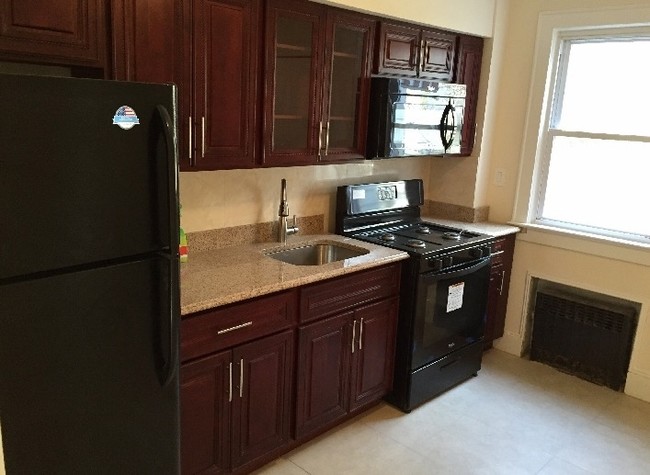 93 Bedell St in Freeport, NY - Foto de edificio - Interior Photo