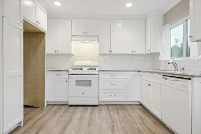 747 W 10th St in Los Angeles, CA - Building Photo - Building Photo